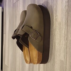 CUSHIONAIRE Platform Clog